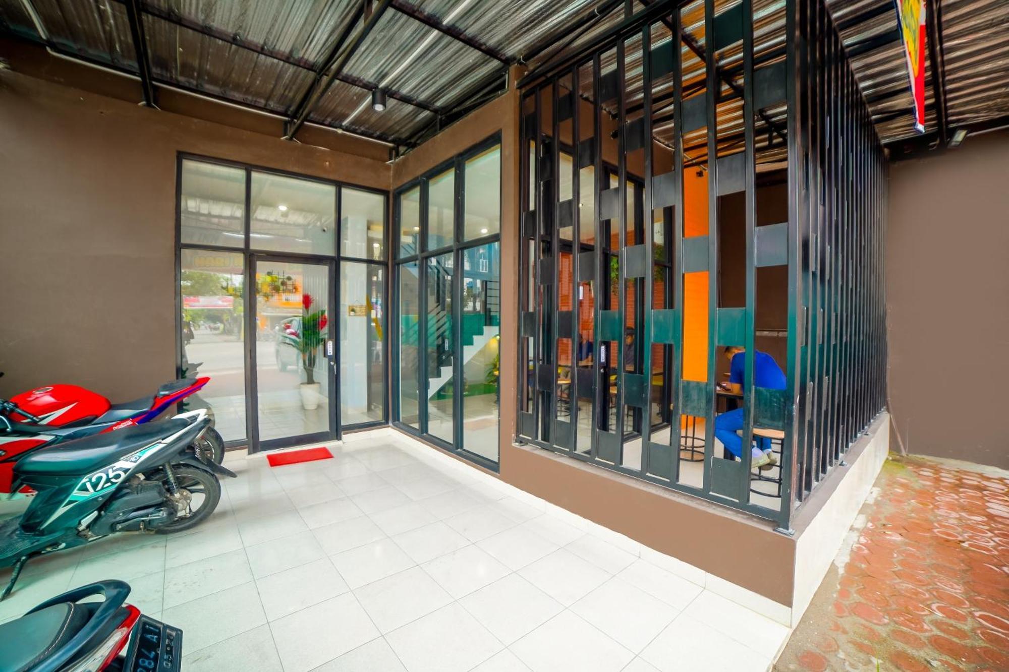 Capital O 90874 Millenium Inn 2 Medan Bagian luar foto