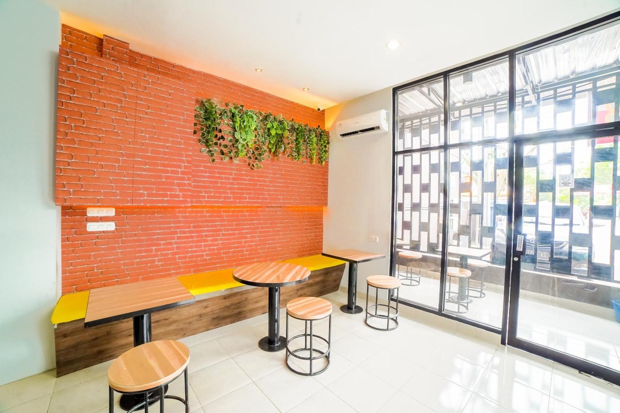 Capital O 90874 Millenium Inn 2 Medan Bagian luar foto